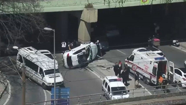 Takla atan otomobil alt geçide çarptı: 1 yaralı