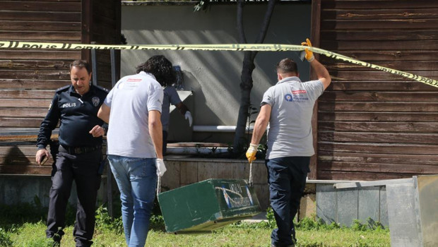 Kötü kokudan şüphelenmişlerdi... Reklam panosundan insan cesedi çıktı