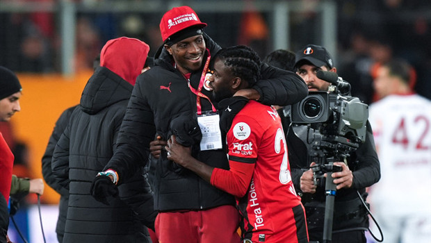 Victor Osimhen'e takım arkadaşından övgüler: 'Her şeyi yapar'