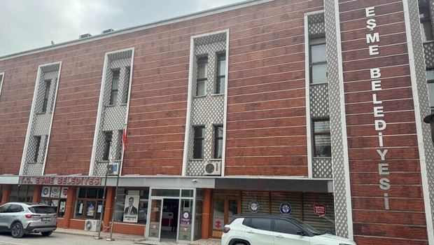 Eşme Belediye Başkanı Tozan ve 2 belediye çalışanı 