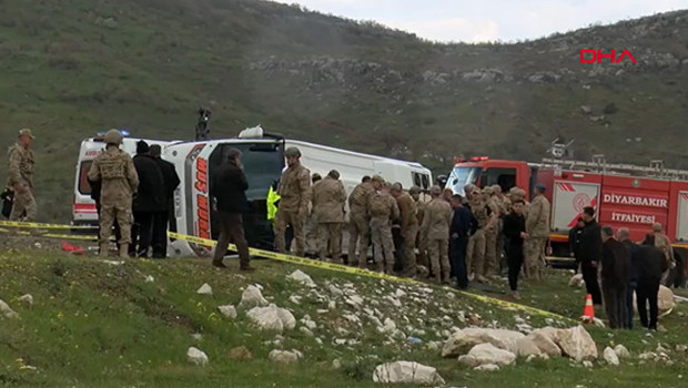 Son dakika... Yolcu midibüsü devrildi: Yaralılar var