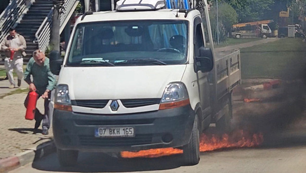 Trafikte panik anları... Kamyonette yangın çıktı, yoldan geçen sürücüler müdahale etti