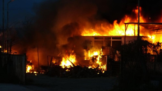 Samsun'da meyve deposunda yangın: Ekipler müdahale ediyor