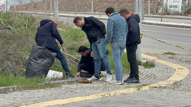Temizlik görevlisi kaldırım kenarında buldu, ekipler alarma geçti