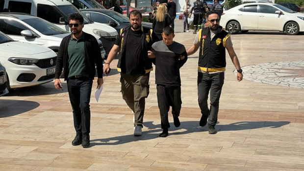 Aydın'da polisi gören firari hükümlü, ayakkabısız kaçmaya çalıştı! Kovalamacayla yakalandı