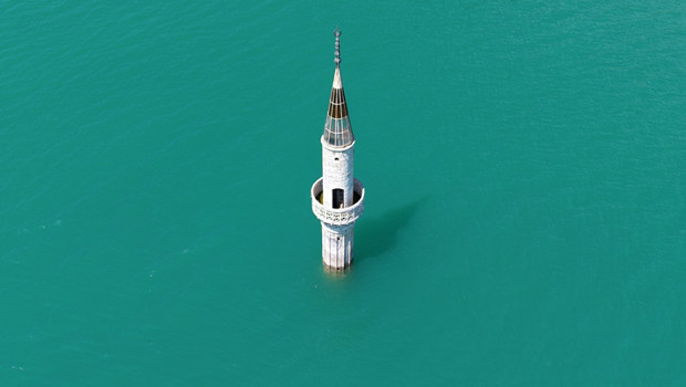 Eski mahalleden geriye sadece minare kaldı! 'Hatıralarımız bu suların altında'