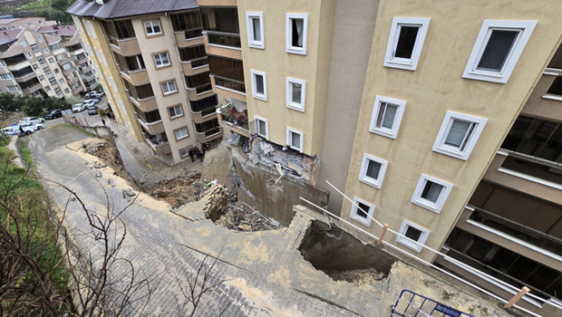 Bursa'da panik anları... İstinat duvarı çöktü! 7 katlı binanın 2 katı tahliye edildi
