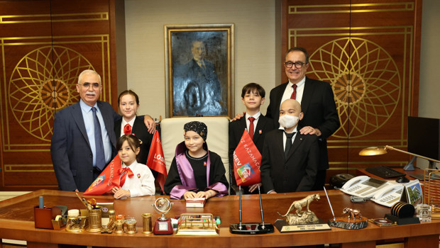 AYM Başkanı Kadir Özkaya, lösemi tedavisi gören çocukları misafir etti