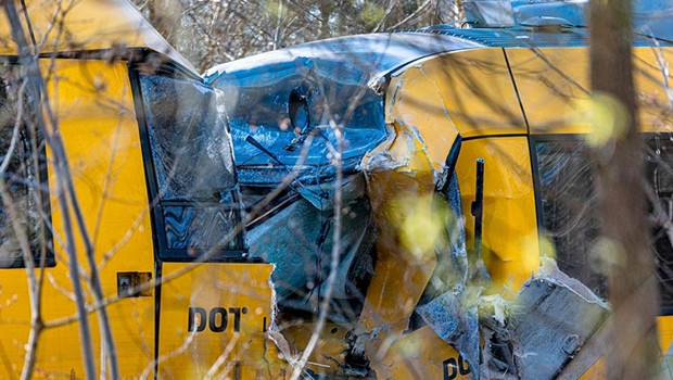 İki tren kafa kafaya çarpıştı: Çok sayıda yaralı