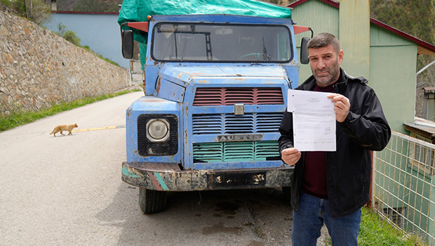 76 model kamyonu evinin önünde odunluk olarak kullanıyordu: Gelen tebligatla şok oldu