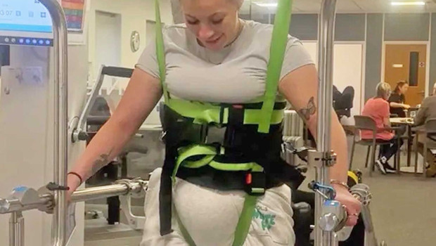 Sıradan bir sırt ağrısı sandı, hayatı kabusa döndü! 19 yaşındaki genç kadın göğsünden aşağı felç kaldı