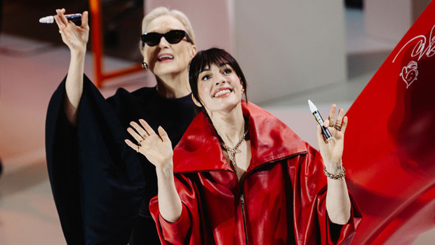 Hollywood'un ünlü yüzü bir röportajda "İnşallah" demişti... Galada hayranı Kuran-ı Kerim hediye etti