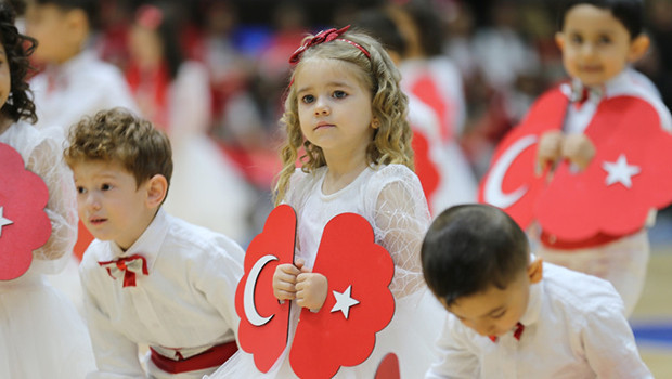 Yurttan 23 Nisan manzaraları: Miniklerden renkli gösteriler