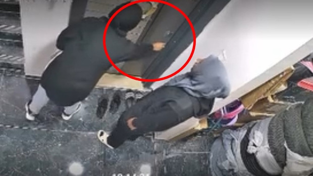 Apartmanda tuhaf olay: Ayakkabıyı kokladı, kartla kapıyı açmaya çalıştı