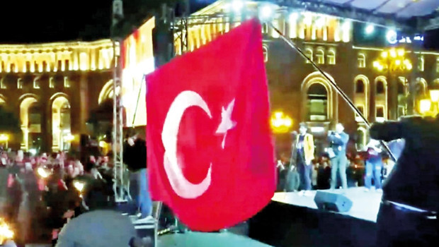 Erivan’da Türk bayrağını yaktılar.. Paşinyan kınadı
