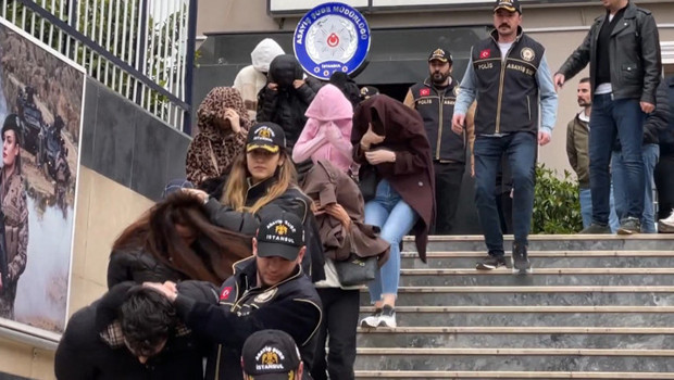 4 ilde 14 adrese eş zamanlı fuhuş baskını! Para trafiğiyle izlerini gizlemişler... 52 kadın kurtarıldı