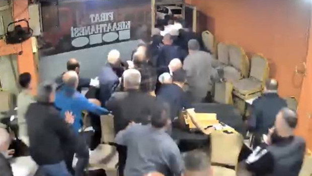 İstanbul'daki kahvehanede yaşandı: Sokaktaki sesin etkisiyle kendilerini dışarı attılar