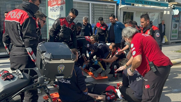 Ekip motosikleti otomobille çarpıştı: 2 polis yaralı