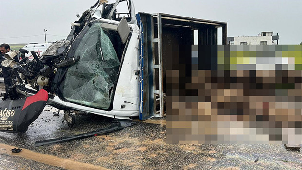 Kamyonet ile otomobil çarpıştı: 2 ölü, 3 yaralı