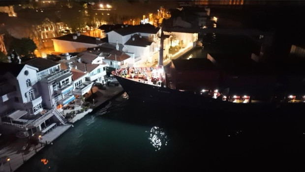 Boğaz'da faciaya kıl payı! Gemi, yalıya metreler kala karaya oturdu