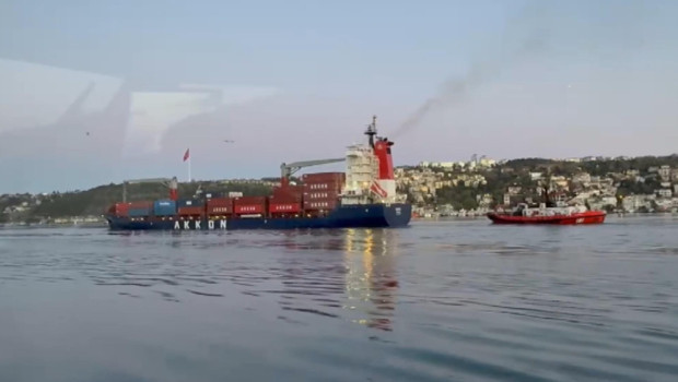 İstanbul Boğazı'nda karaya oturan konteyner gemisi kurtarıldı