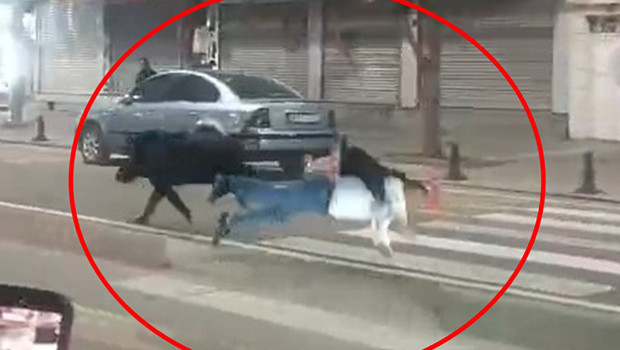 Kent merkezine indi, vatandaşlara saldırdı: 3 kişi yaralandı