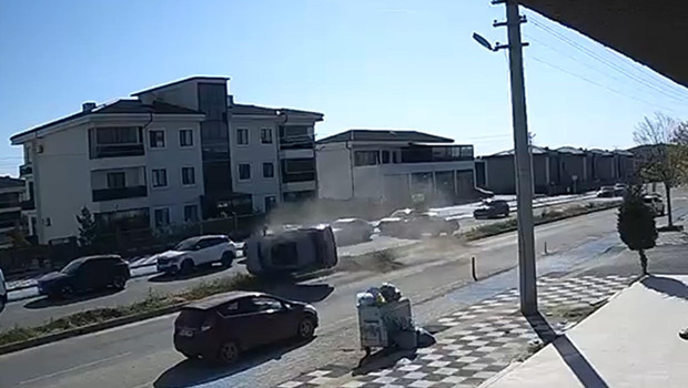 Park alanından çıkan otomobile çarpıp takla attı: 2'si çocuk 5 yaralı