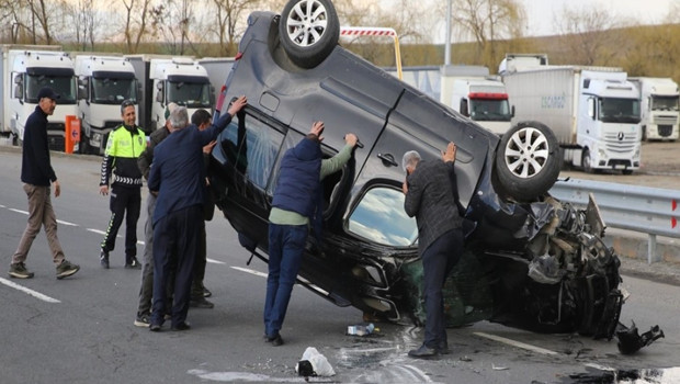 Kavşak dönüşünde kaza... Araç savruldu, 4 yaralı