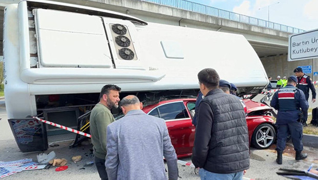 Bartın'da öğrencileri taşıyan otobüs, otomobilin üzerine devrildi: 46 yaralı