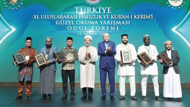 Medeni dünya 3 maymunu oynuyor