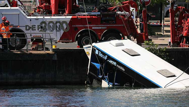 Fransa'da korku dolu anlar! Yolcularıyla nehre uçtu