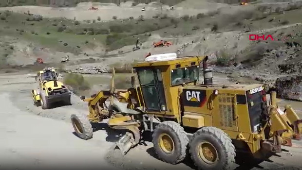 TSK, heyelanın kapattığı Hakkari-Van yolunda panel köprü kuruyor