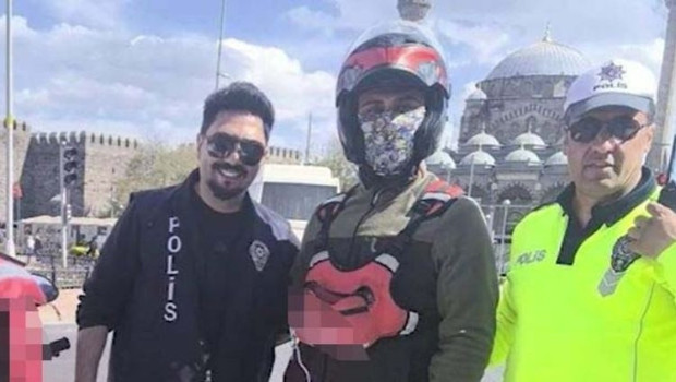 Seyir halindeyken boğazına cisim kaçtı… Moto kuryeyi polislerin ‘heimlich’ manevrası kurtardı