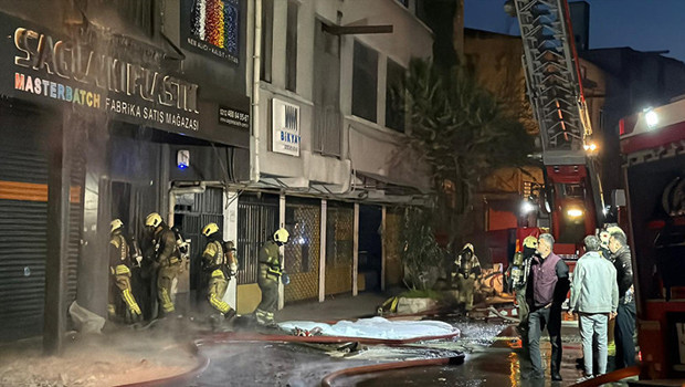 Bayrampaşa'da 5 katlı iş yerinde çıkan yangın söndürüldü