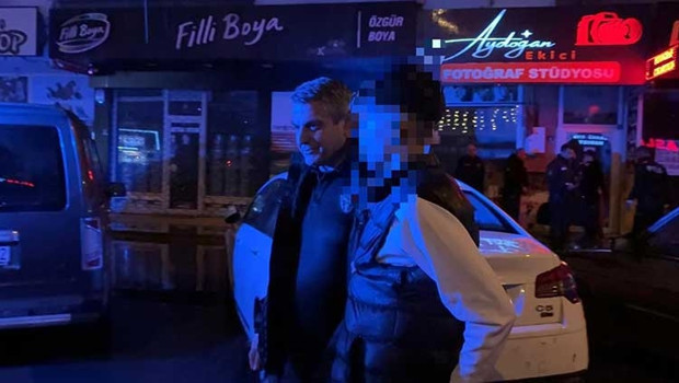 Sokak ortasında tüfekle dolaşan çocuk, kovalamaca sonucu yakalandı