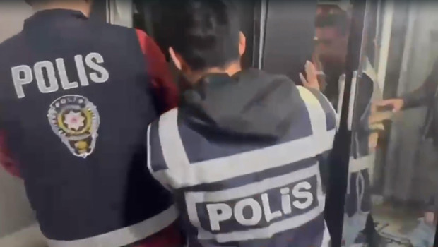 50 yıl hapis cezası var... Firari hükümlü saklandığı gardıropta yakalandı