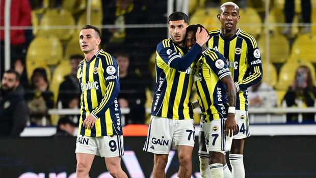 Fenerbahçe'nin gözü sahada, kulağı Galatasaray maçında!