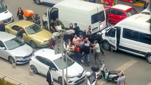 Esenyurt'ta Minibüs Sürücüsü ve Motokurye Arasındaki Kargaşa!