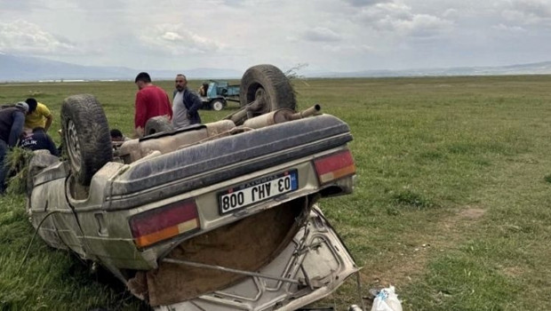 Feci kaza… Takla atan otomobil şarampole devrildi: 1 ölü, 5 yaralı