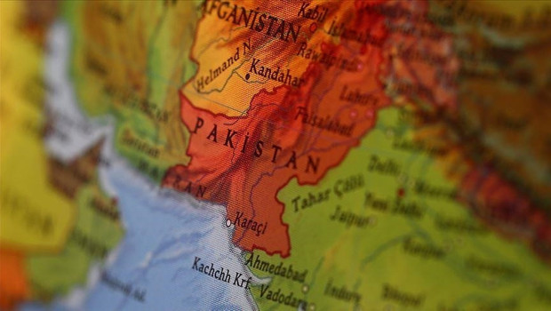Pakistan'da bombalı saldırının ardından çıkan çatışmada 3 polis öldü