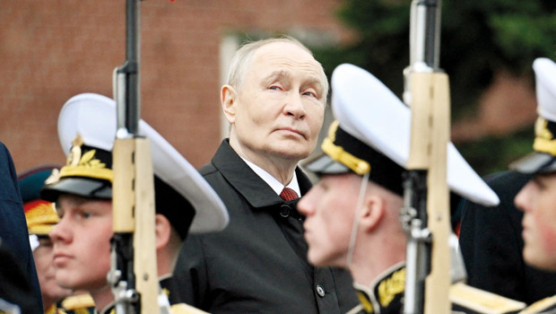 Ateşkes tuttu Ukrayna vurmadı… Putin’den Kızıl Meydan’da ‘savaş sürecek’ mesajı