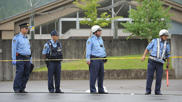 Japonya'da facianın eşiğinden dönüldü: Yol ortasındaki göçük yetkilileri alarma geçirdi