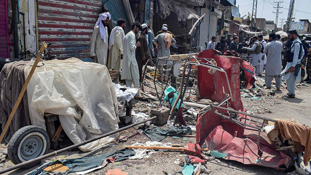 Pakistan'da patlama: 2'si polis 9 ölü