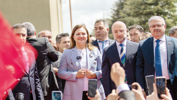 Burcu Köksal’a mehterli karşılama