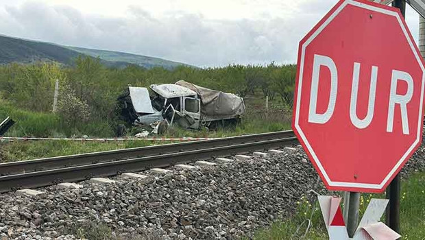 Kütahya'da Tren Kamyonete Çarptı: Felaketin Ayrıntıları Neler?