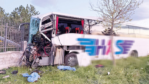 Yolcu otobüsü TIR’a çarptı: 1 ölü 8 yaralı