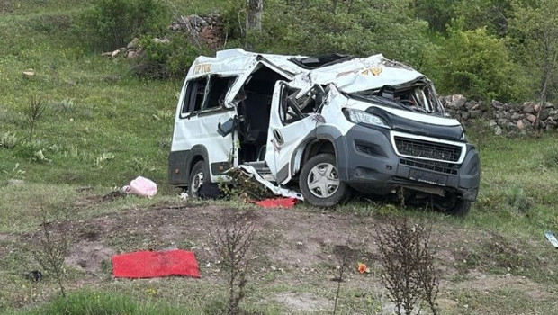 Feci kaza… Öğrenci servisi devrildi, çok sayıda ölü ve yaralı var