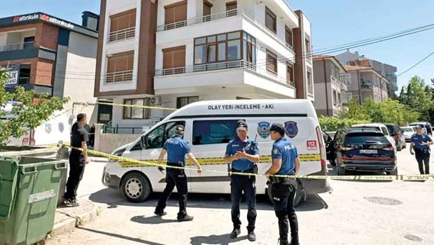 Anne babasını katletti... Parkta elleri kanlı bulundu