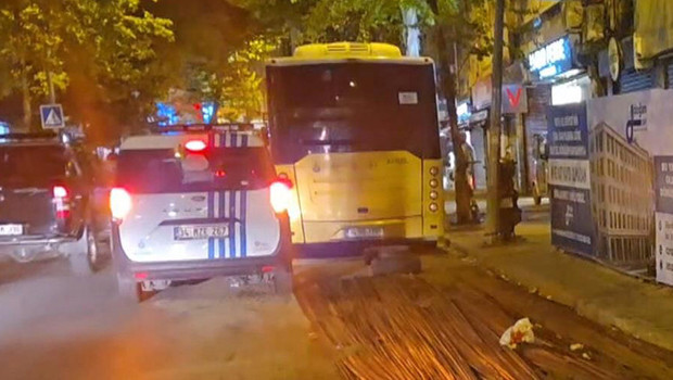 Yolda bulunuyordu, İETT otobüsünün altını delip içeri girdi: 1 yolcu yaralandı