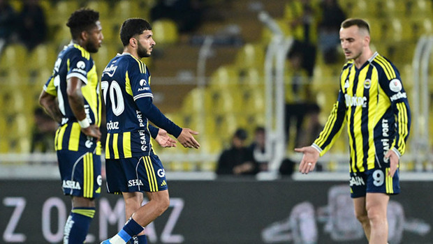 Kadıköy'de Fenerbahçeli futbolculara ıslıklı protesto!